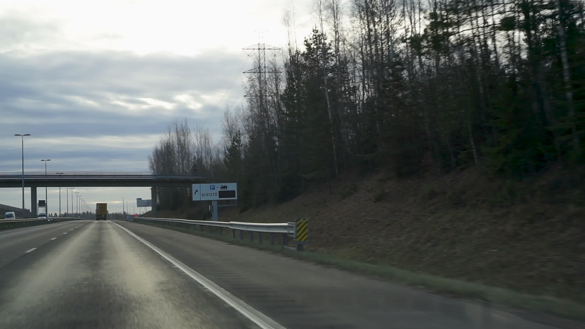 秋天在finland在赫利辛基驾驶的汽车挡风玻璃视图中视频的预览图
