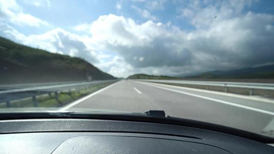 在模糊的高速公路上运动车驱动器的重点是挡风玻璃视频的预览图