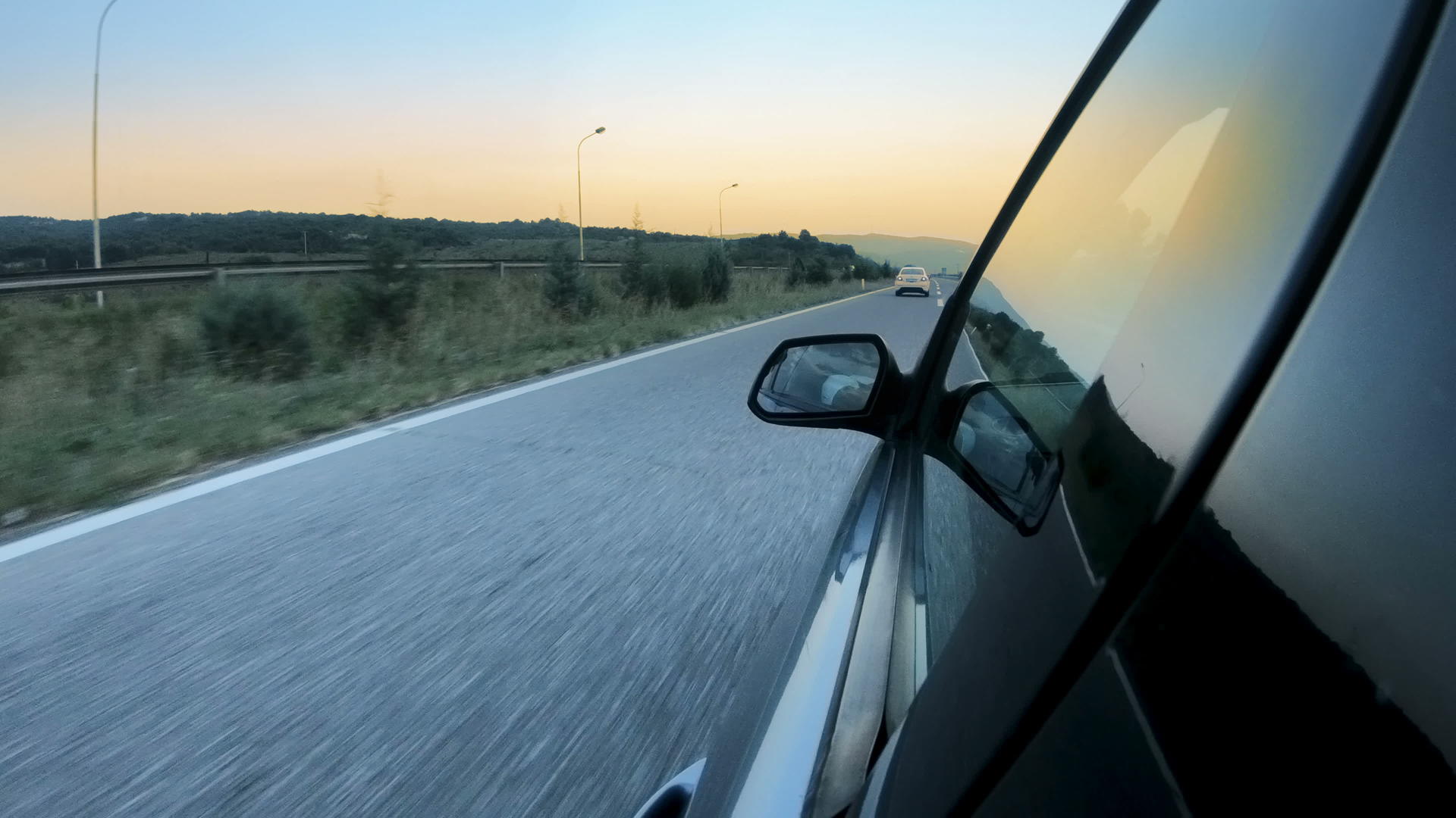 日落时驾驶汽车时车身后部的镜像视频的预览图