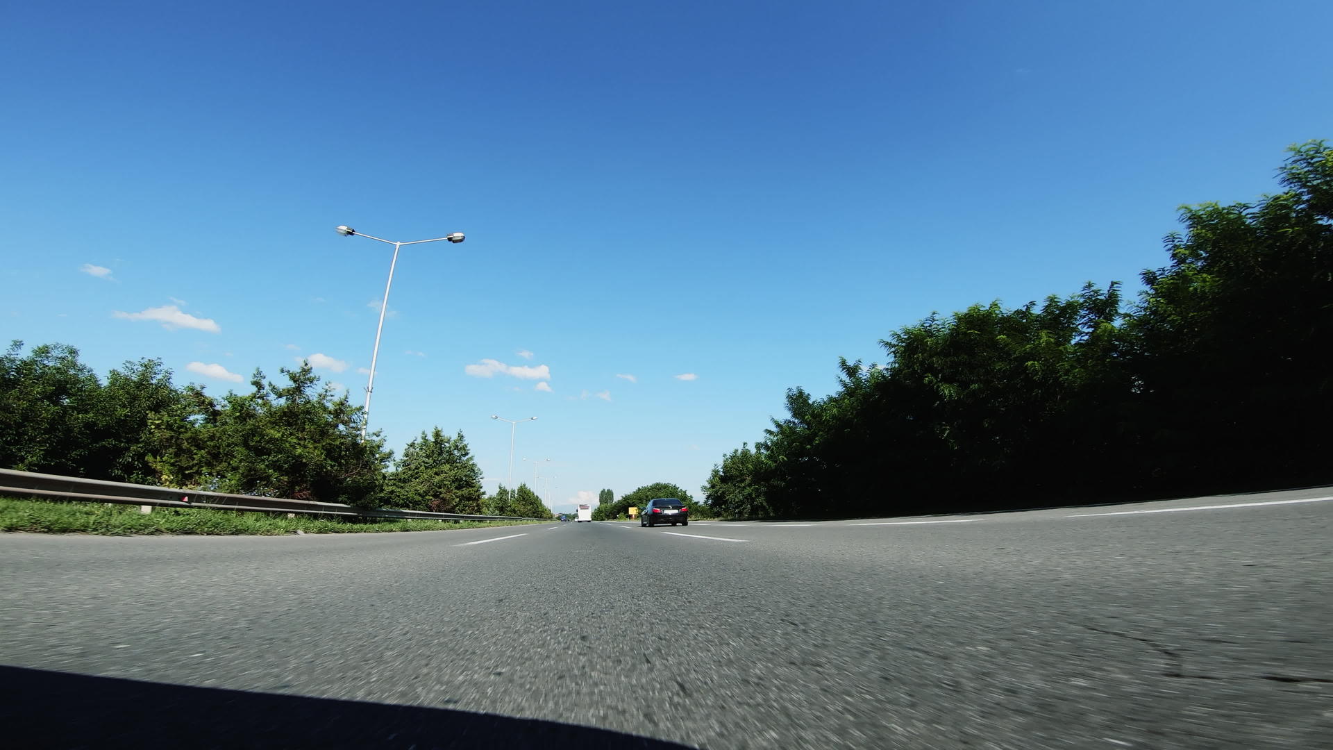 在现代城市的空高速公路上通过驱动器的第一个视角视频的预览图