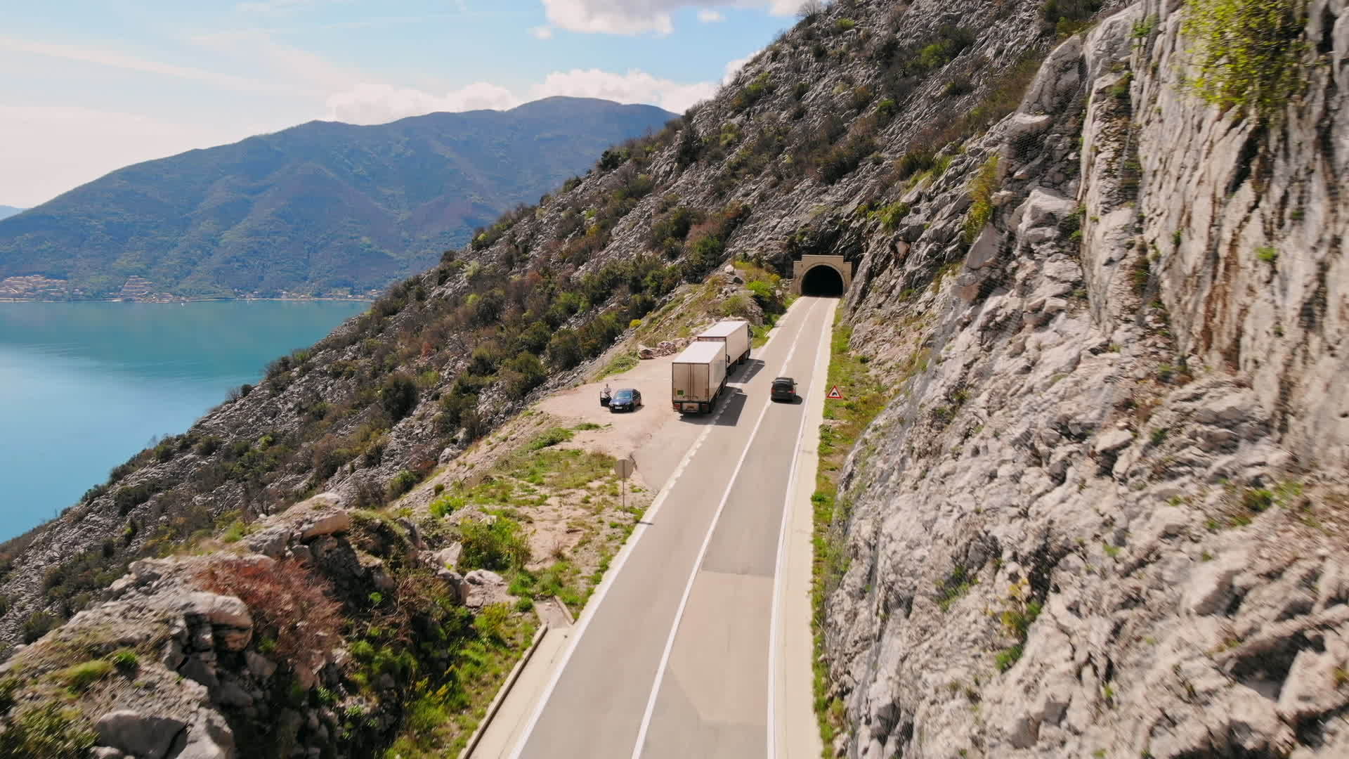 无人驾驶飞机飞越蒙泰格罗高速公路视频的预览图