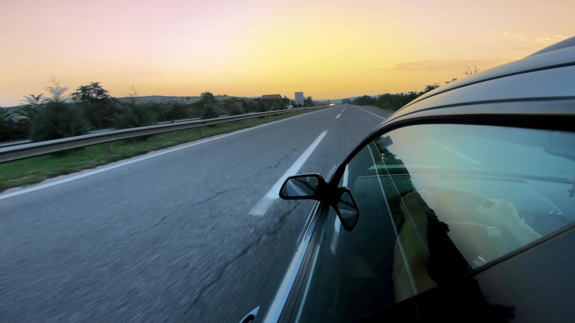 日出时一辆汽车在高速公路上行驶视频的预览图