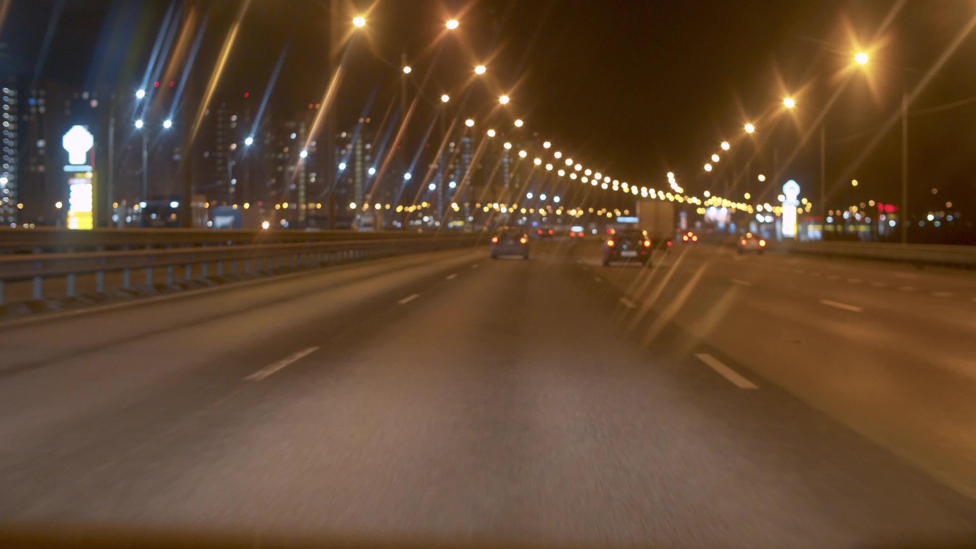 夜间高速公路穿过挡风玻璃视频的预览图