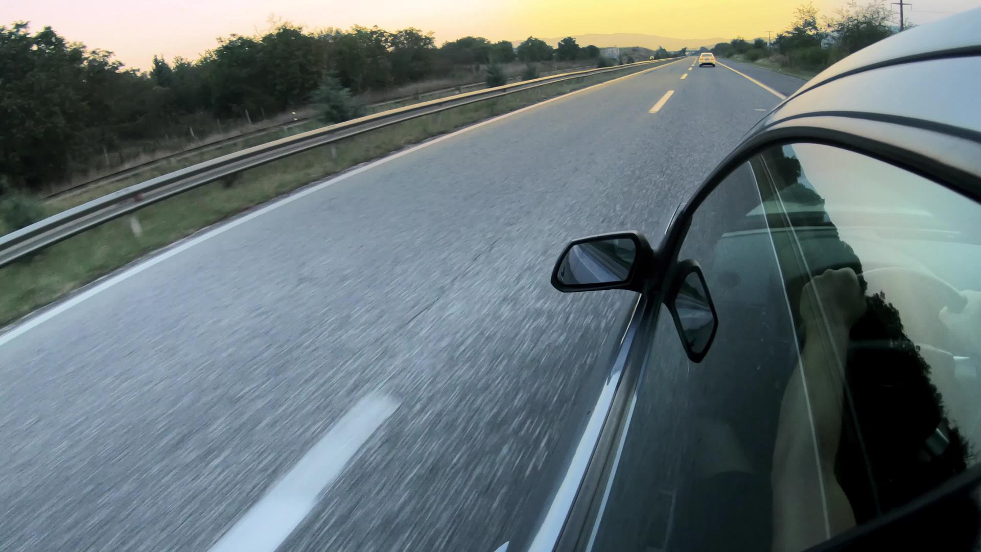 在高速后视镜上驾驶日出视频的预览图