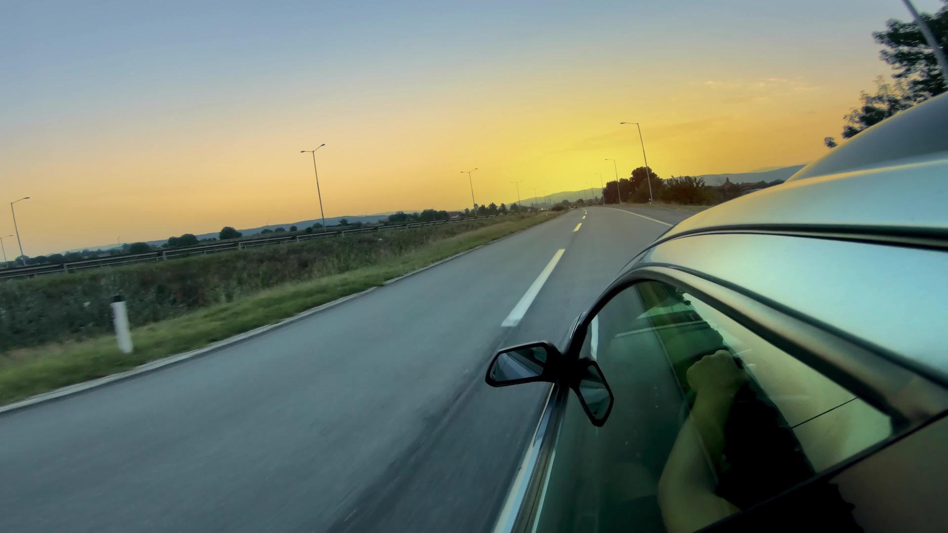 日出时在高速公路上行驶时从后视镜顶部可以看到视频的预览图