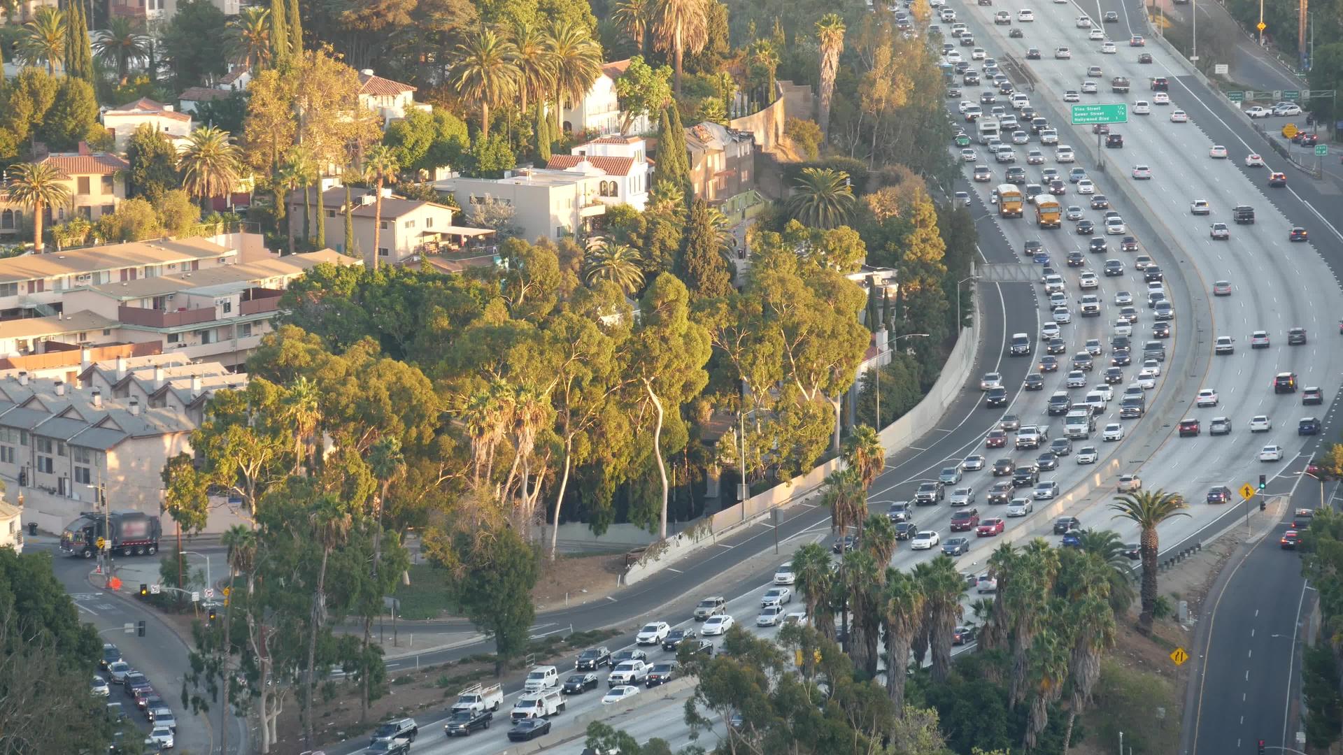 城际高速公路在美国加州洛杉矶大都市繁忙的高峰期视频的预览图