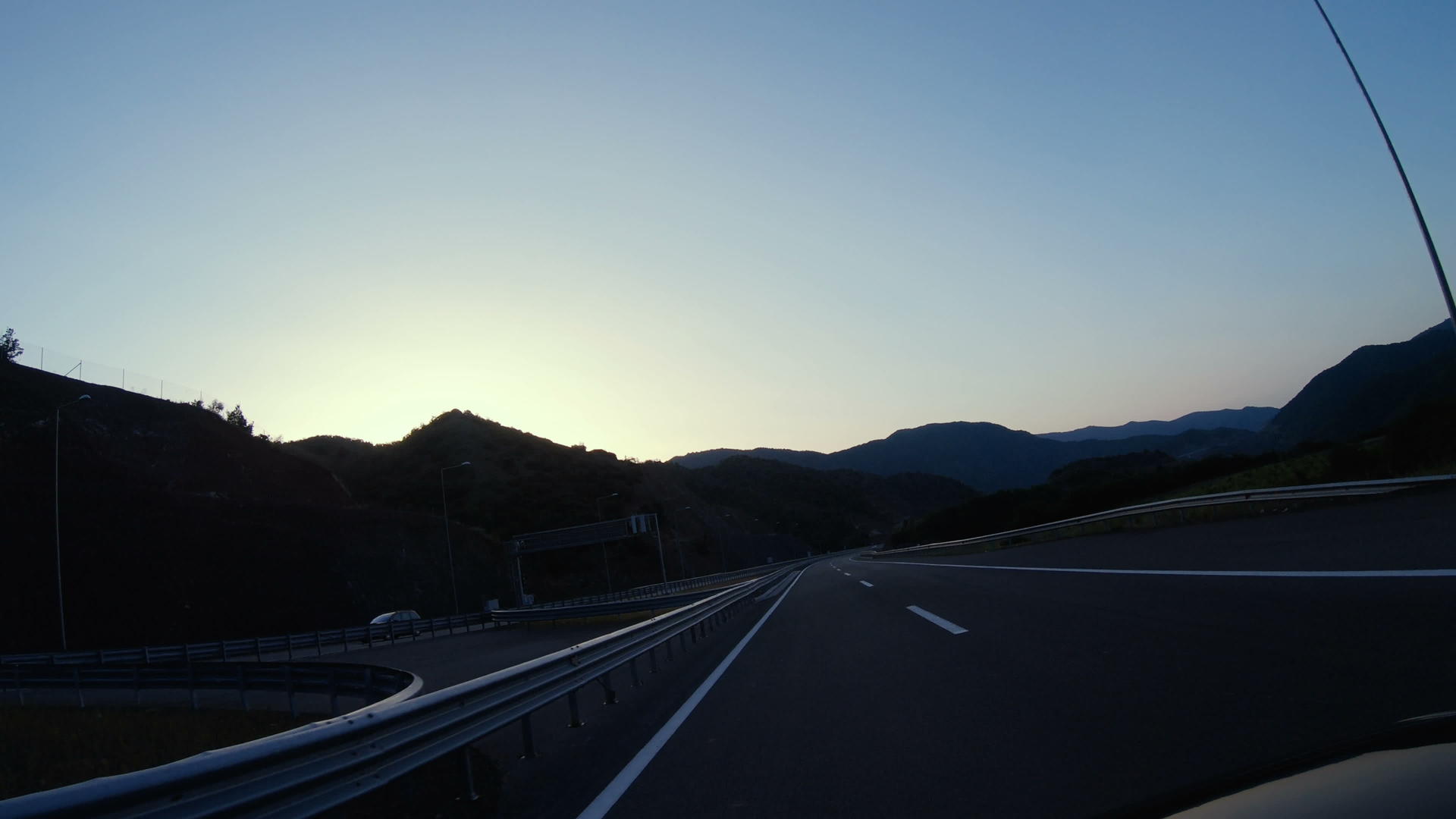 在高速公路隧道中驾驶的第一个视角车在日落时出日出视频的预览图