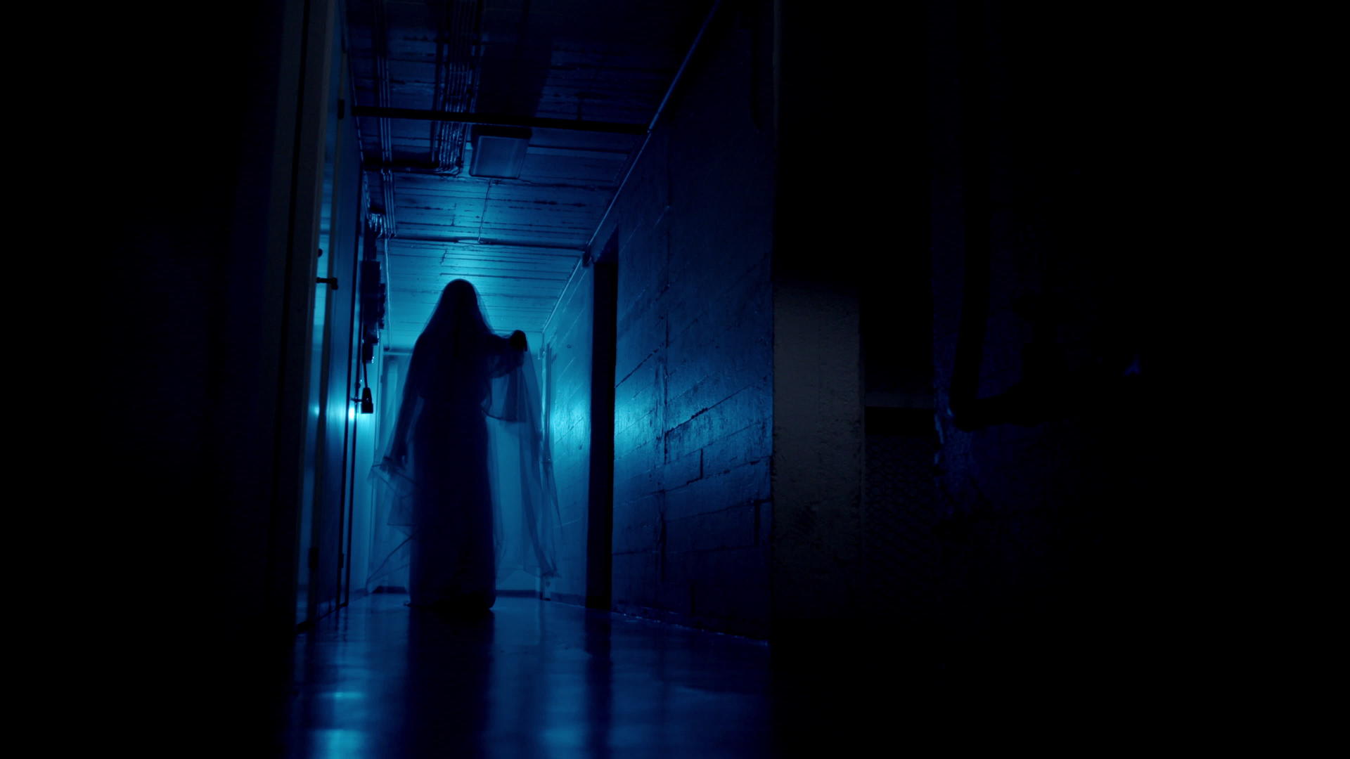 可怕的鬼魂伸展在地下室的走廊里视频的预览图
