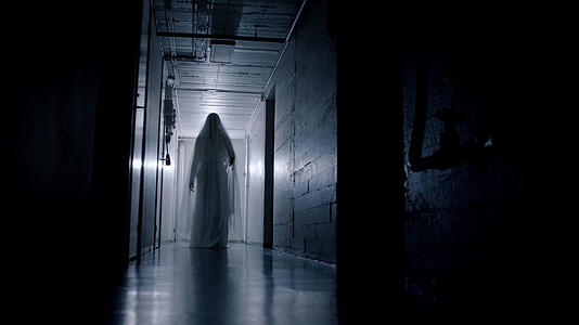 女鬼在地下室楼下袭击视频的预览图