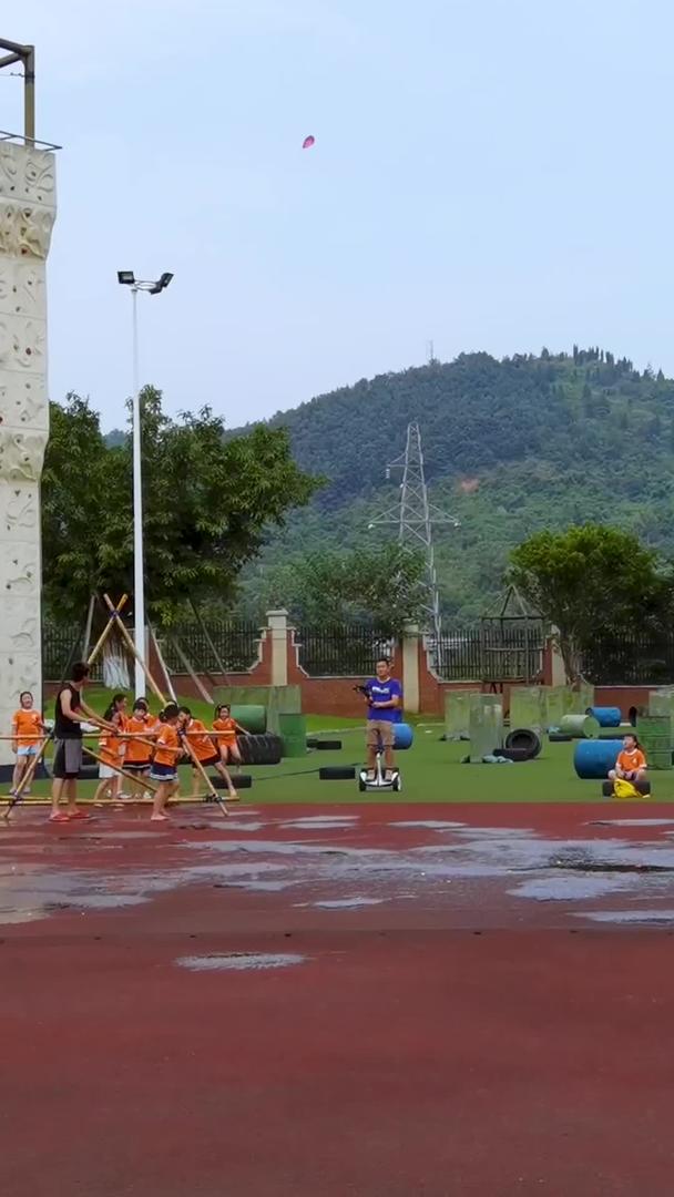 小青年夏令营户外跷跷板打水仗拓展活动素材视频的预览图