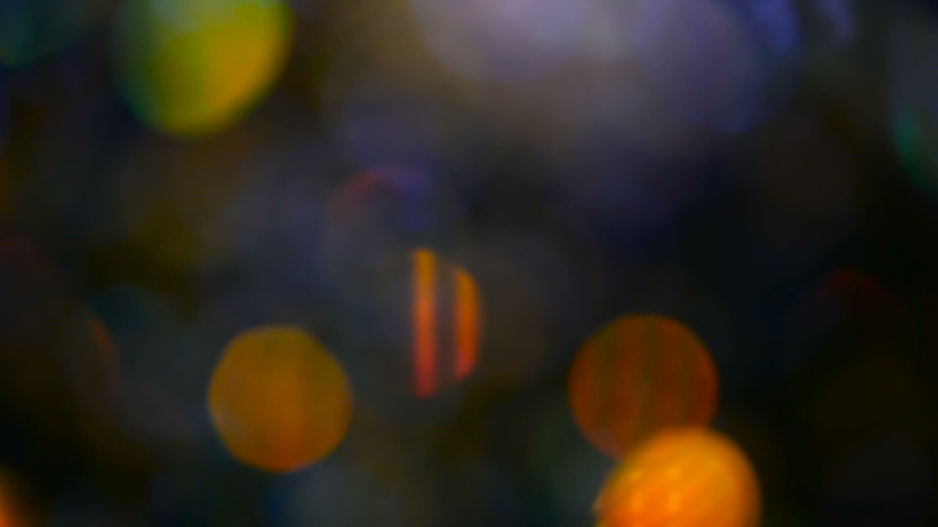 色彩鲜艳的彩色彩虹黑色背景假日抽象节日活动视频的预览图