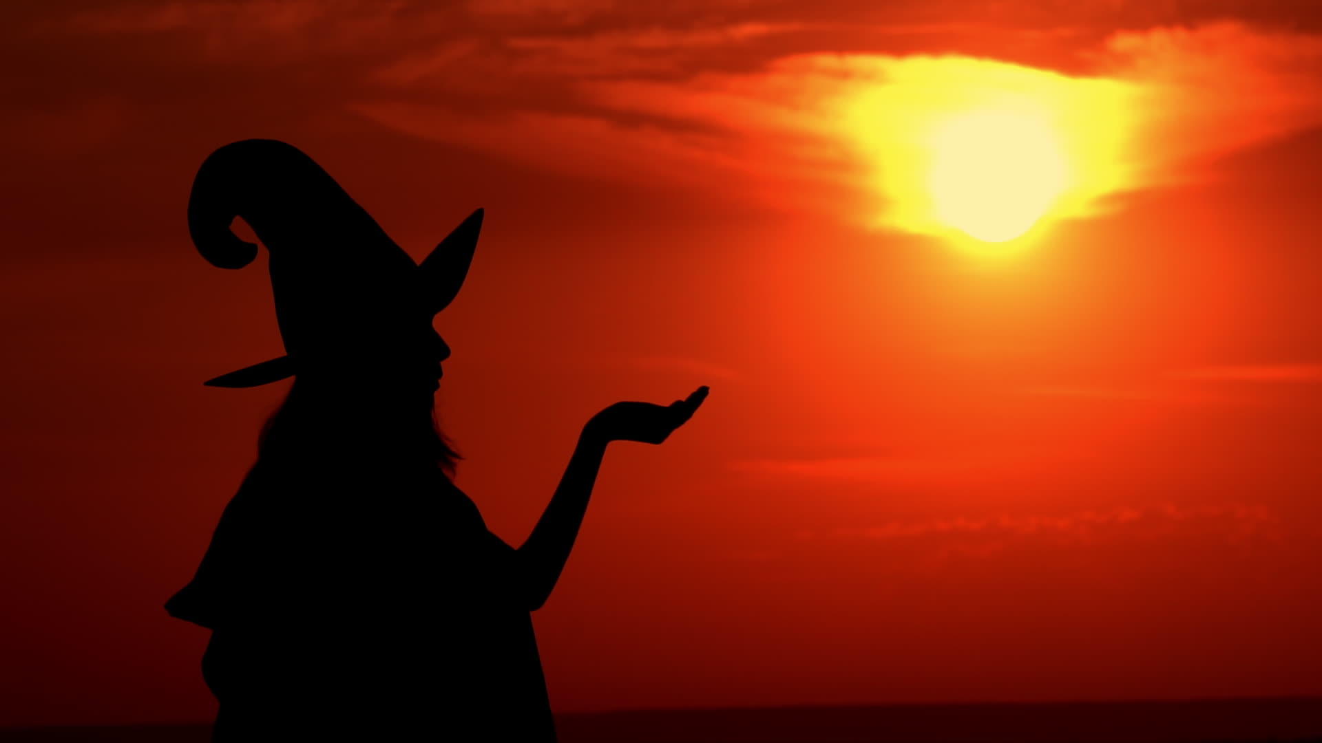 女巫用魔法粉吹在背上晒太阳视频的预览图