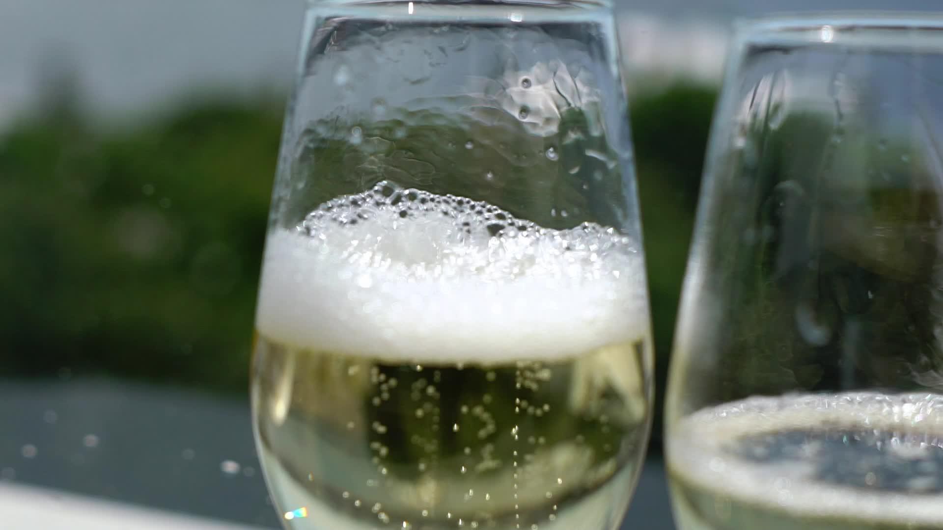 把香槟倒在杯子上减缓酒精饮料和饮料视频的预览图