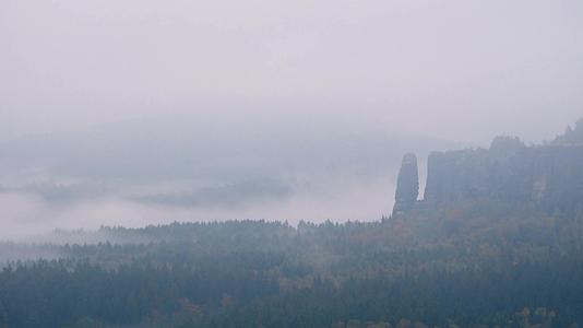 隐藏在山谷中的尖石充满了浓雾泉水的微雾早晨进入神奇视频的预览图
