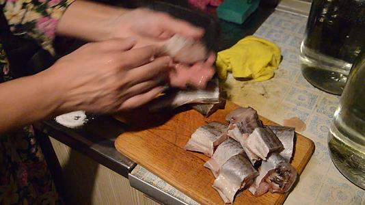 在煎锅前切海鱼视频的预览图