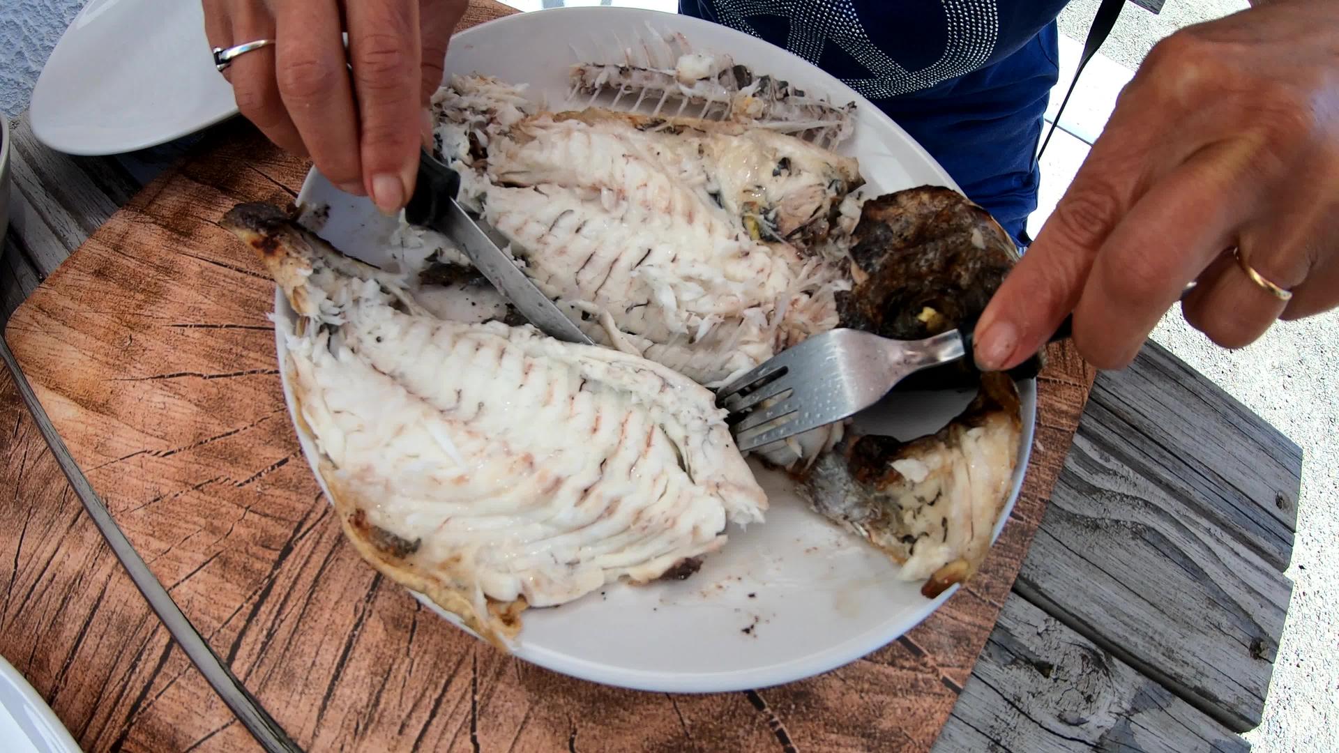 女性用手切鱼盘上美味的鱼视频的预览图