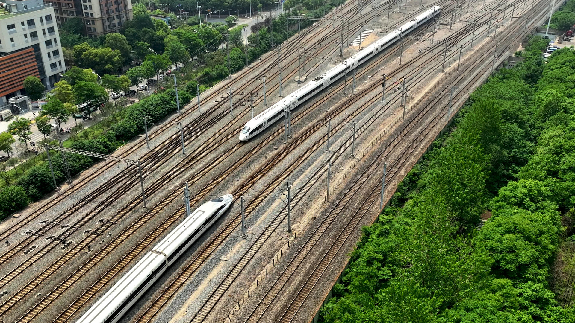 城市高铁动车交通轨道疾驰行驶的列车4k素材视频的预览图
