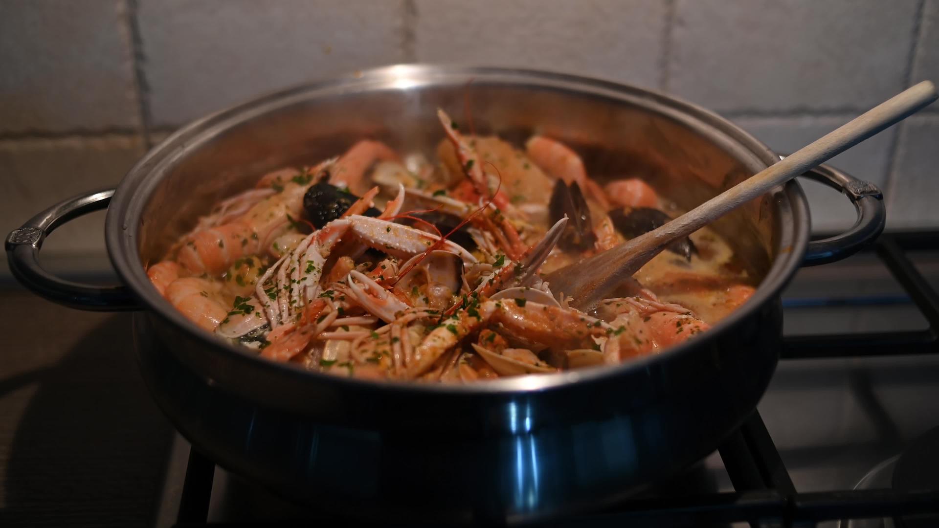 鱼汤配虾和海鲜视频的预览图