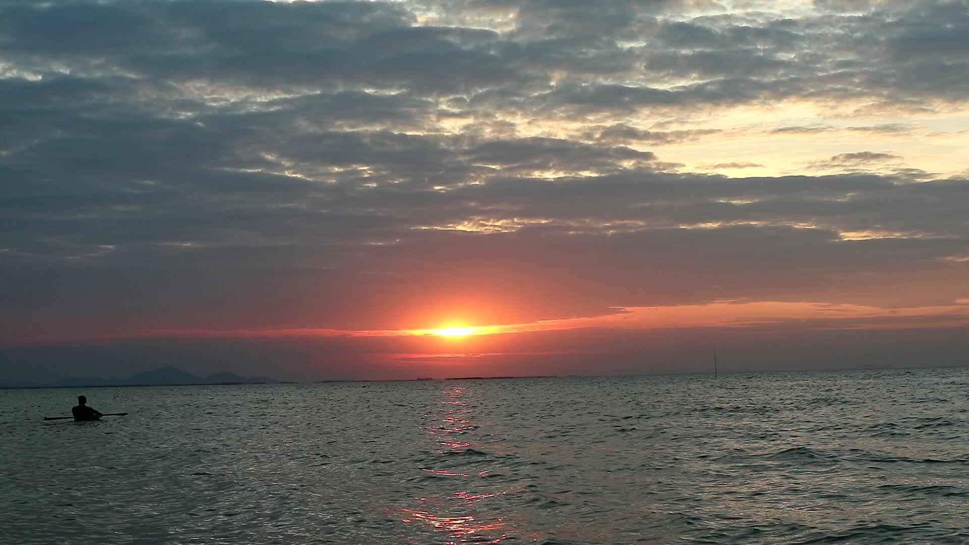 人们可以在日落时在海里发现海鲜视频的预览图