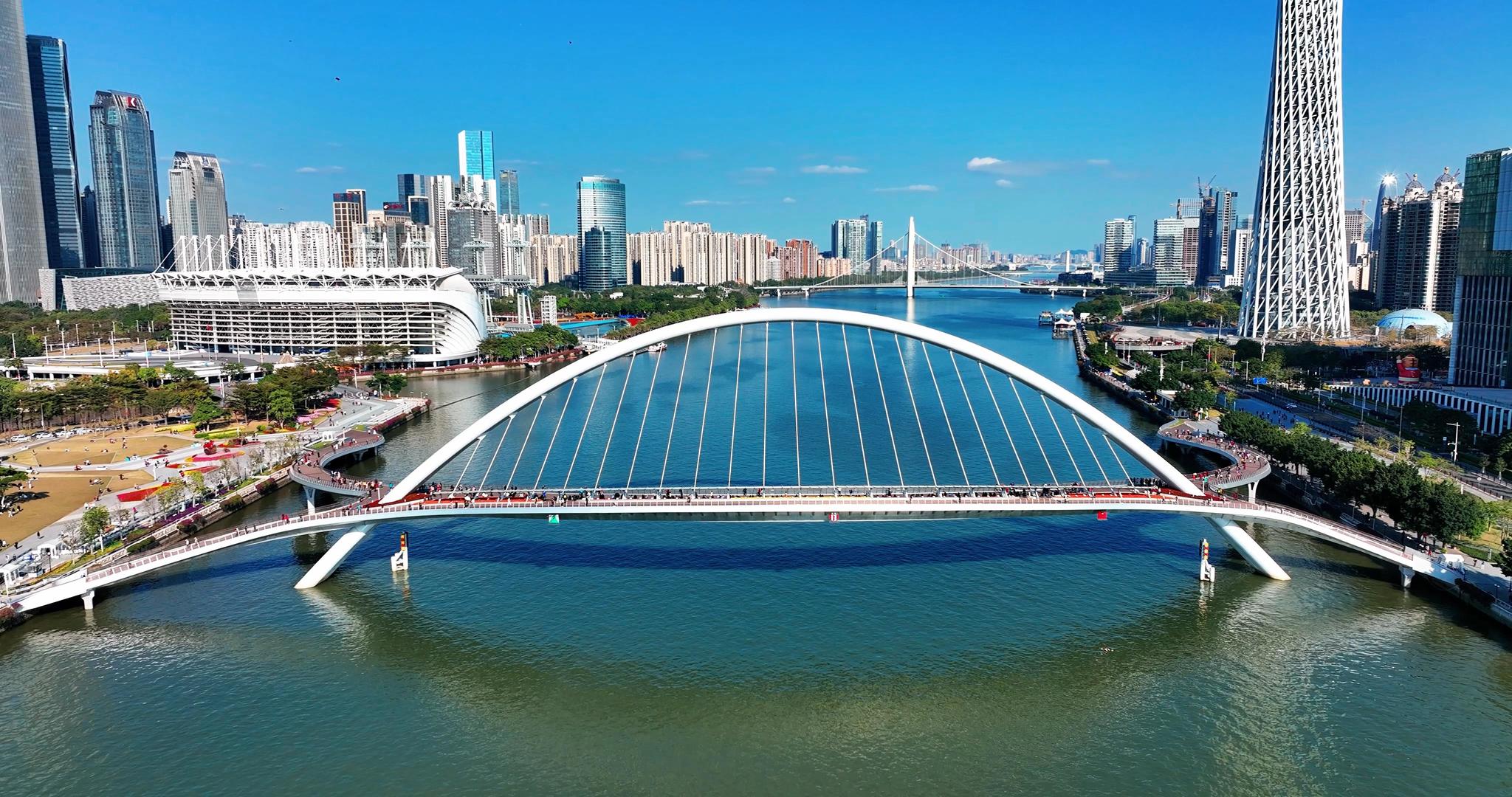 4k航拍蓝天海心桥广州网红步行跨江天桥视频的预览图