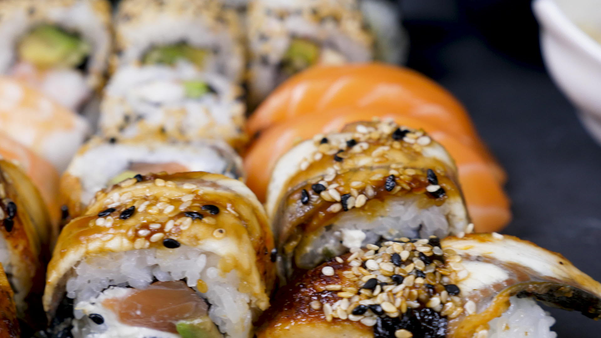 健康美味的寿司卷在黑石上视频的预览图