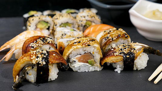 健康美味的寿司卷完美美味的寿司卷视频的预览图