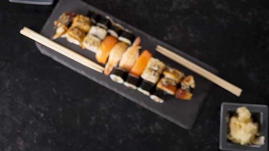 在美味的日本传统寿司卷上放大顶部视图视频的预览图