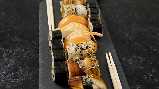 传统的寿司卷在黑板上视频的预览图
