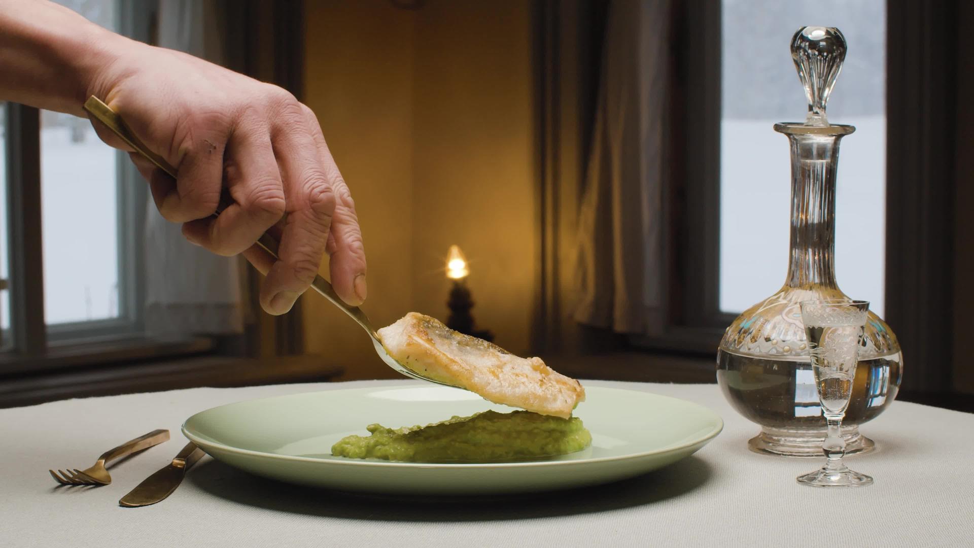厨师把一条鱼放在盘子上视频的预览图