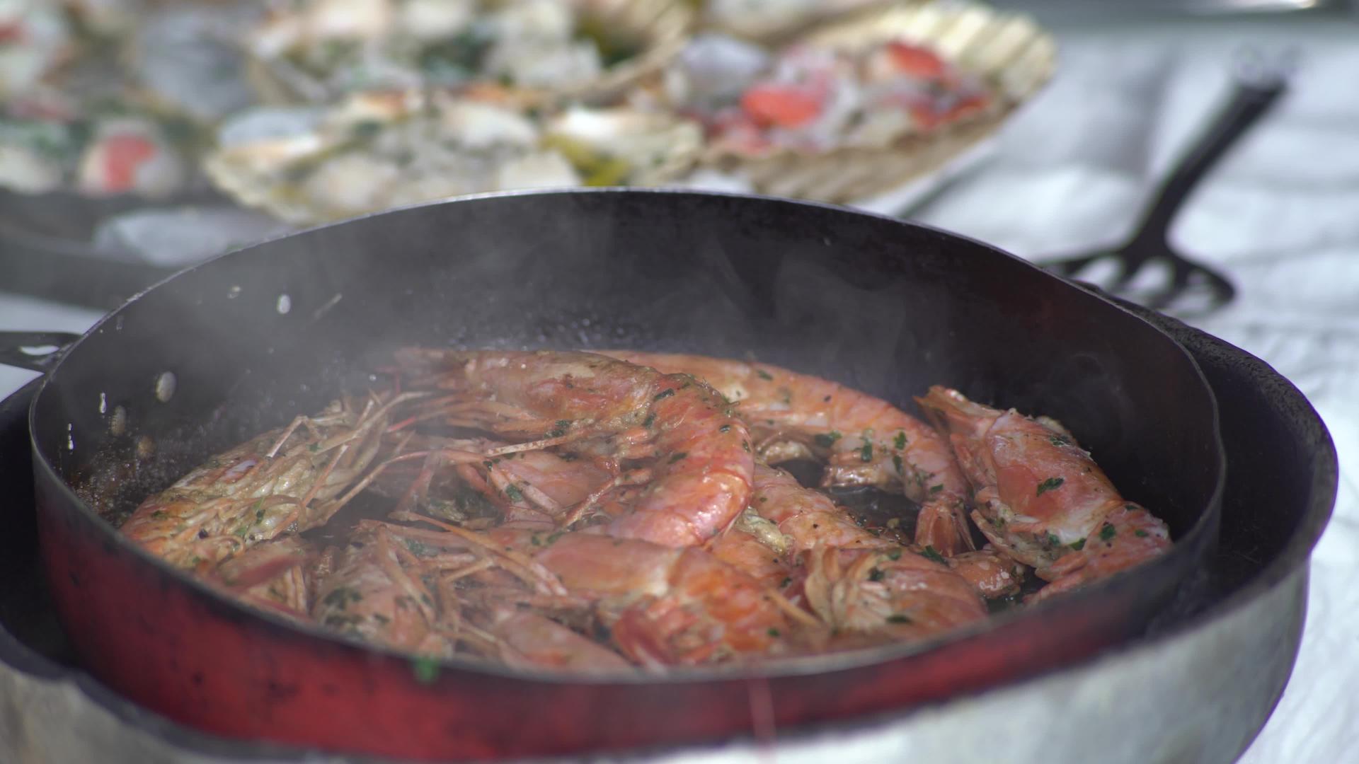 煮虾和大锅视频的预览图