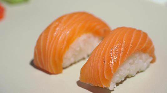 日耳曼传统食品寿司卷和鲑鱼视频的预览图