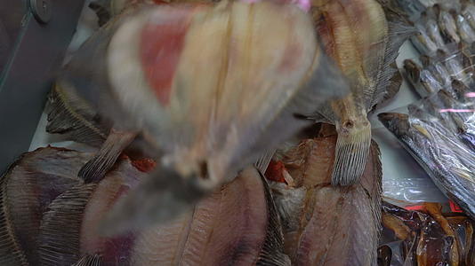 海鲜市场柜台上的咸扁鱼近距离显示视频的预览图