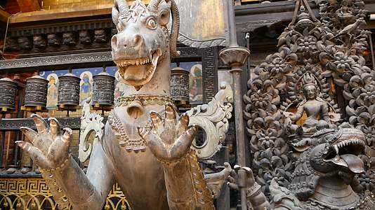 古代青铜和黄铜神话雕塑和文物RudraVarnaMahavihar视频的预览图