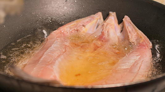 厨房黑锅上的深炸海贝斯视频的预览图