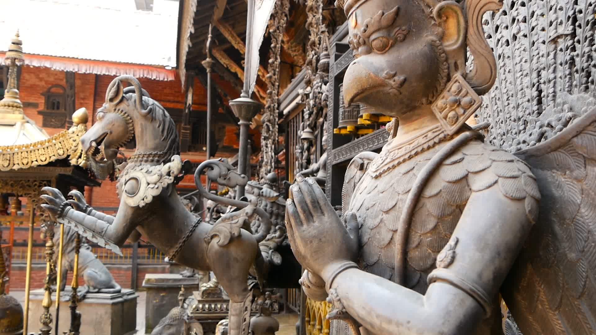 古代青铜和黄铜神话雕塑和文物RudraVarnaMahavihar视频的预览图