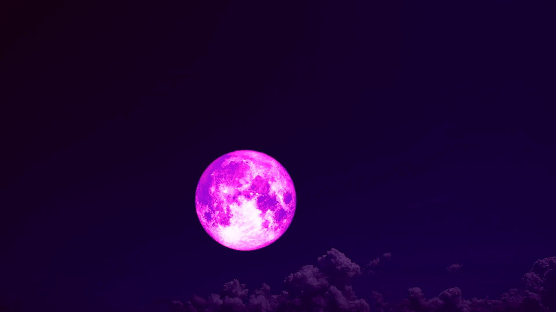 超级粉红色的月亮和云在夜空中移动视频的预览图