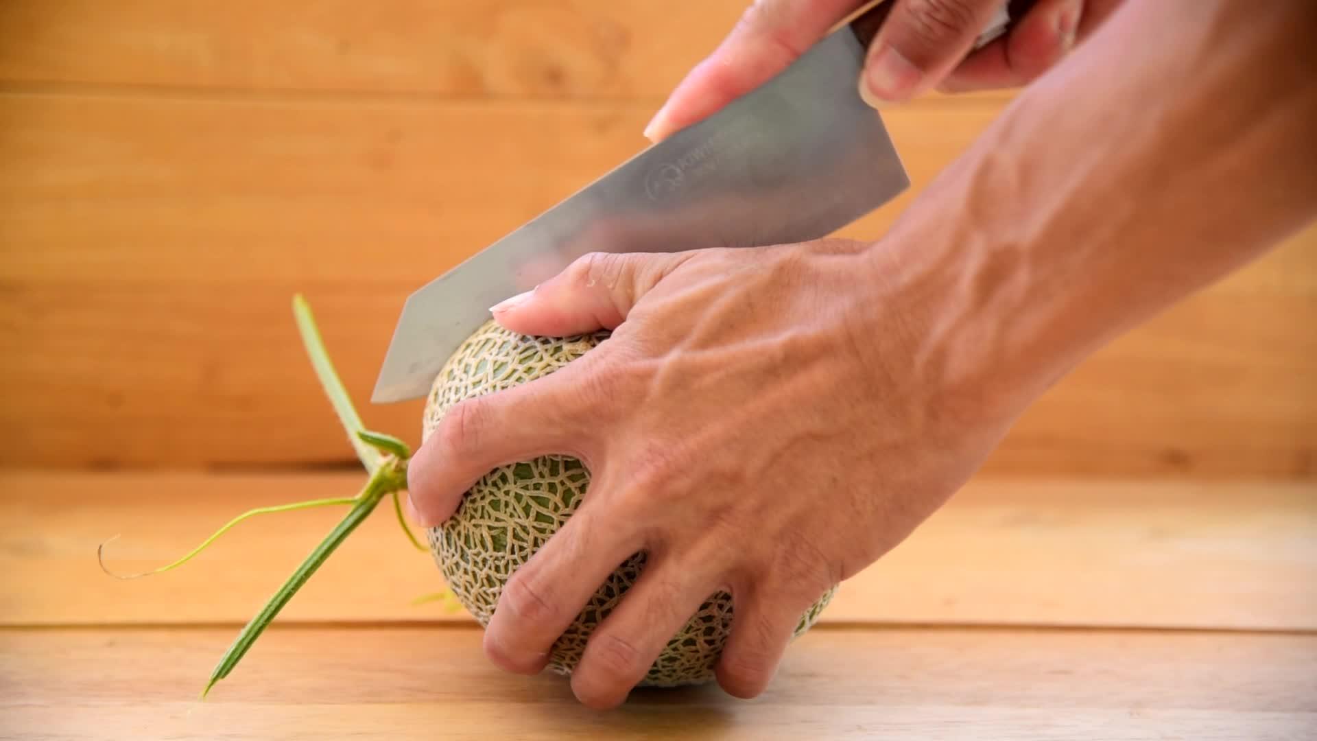 男人用刀把绿瓜分开视频的预览图