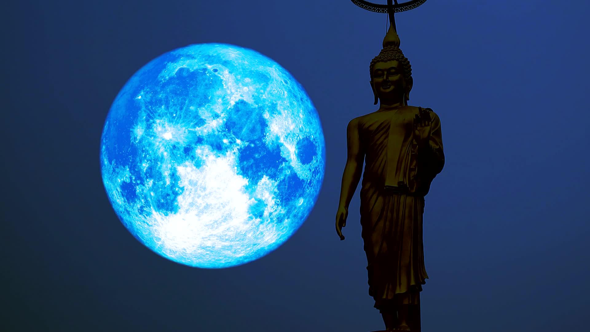 超级蓝色收割月亮在夜空和周围光线上移动视频的预览图