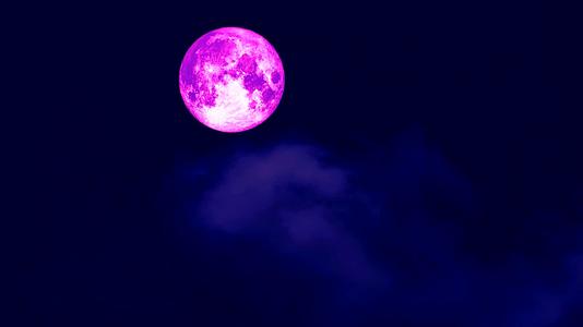 粉红色的月亮在黑暗的夜空中回到云层视频的预览图