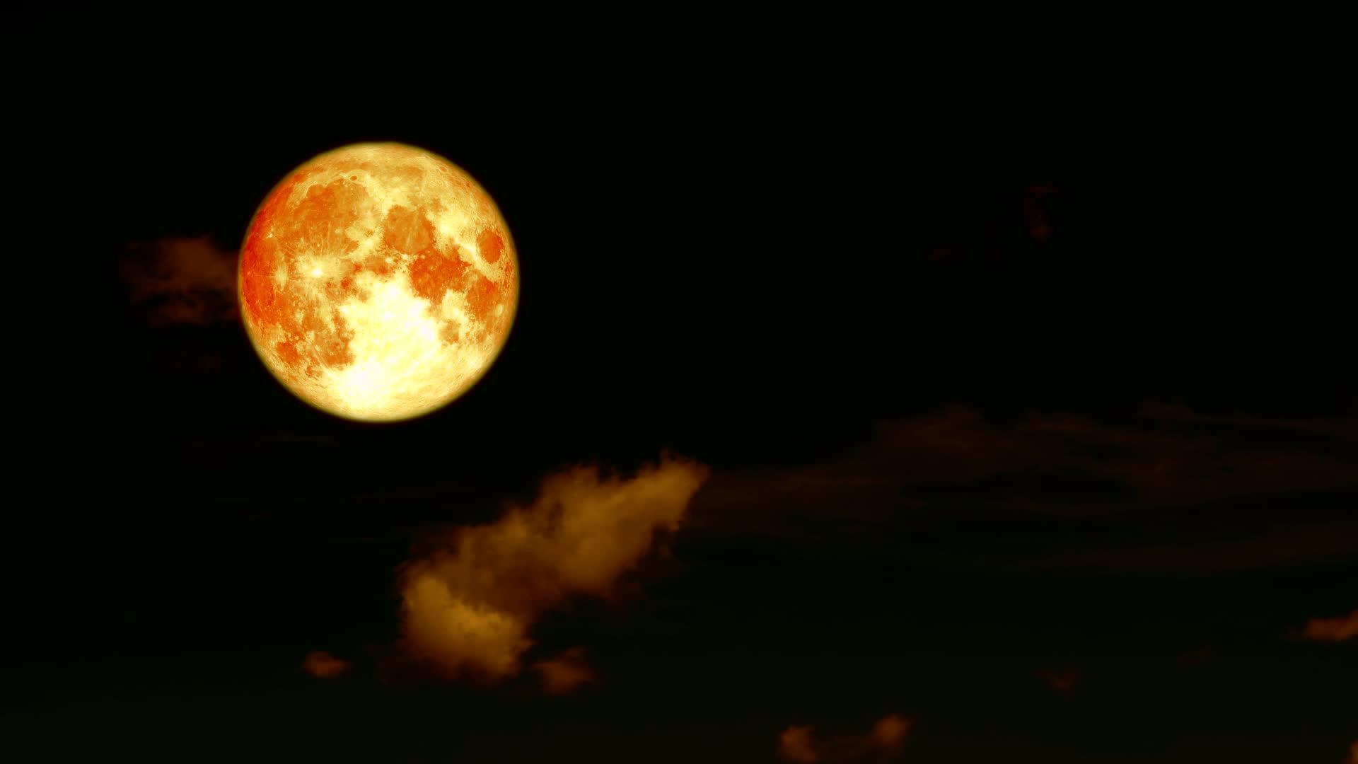 满血的月亮在夜空中飞过云层视频的预览图