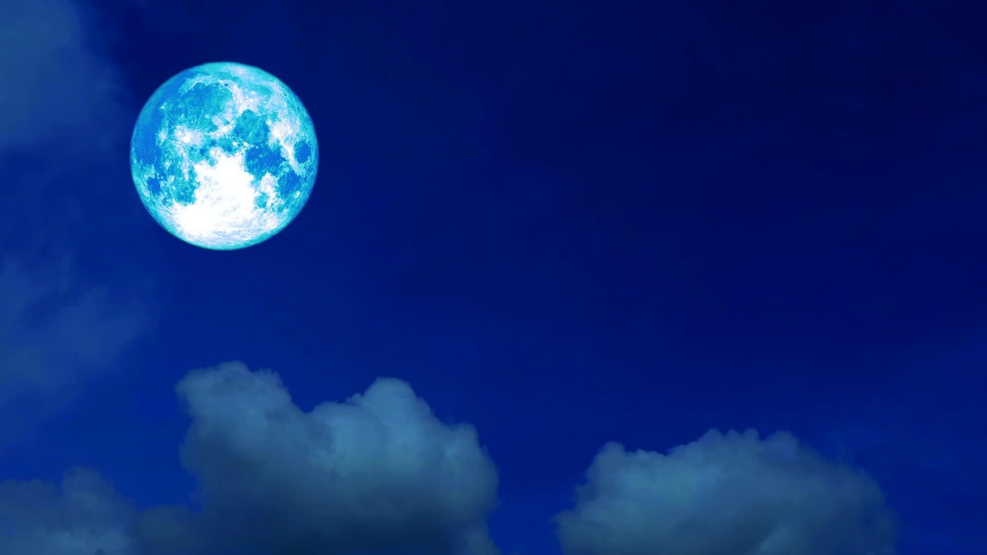 蓝色的月亮在黑暗的夜空中飞过云彩视频的预览图