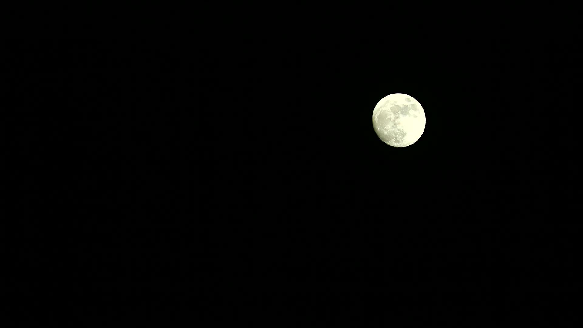 新的月亮在夜空中移动几天后到达满月视频的预览图