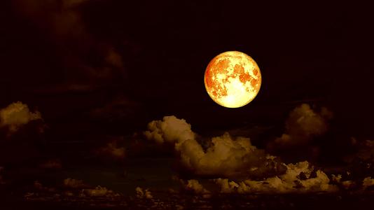 血月和云在夜空中视频的预览图