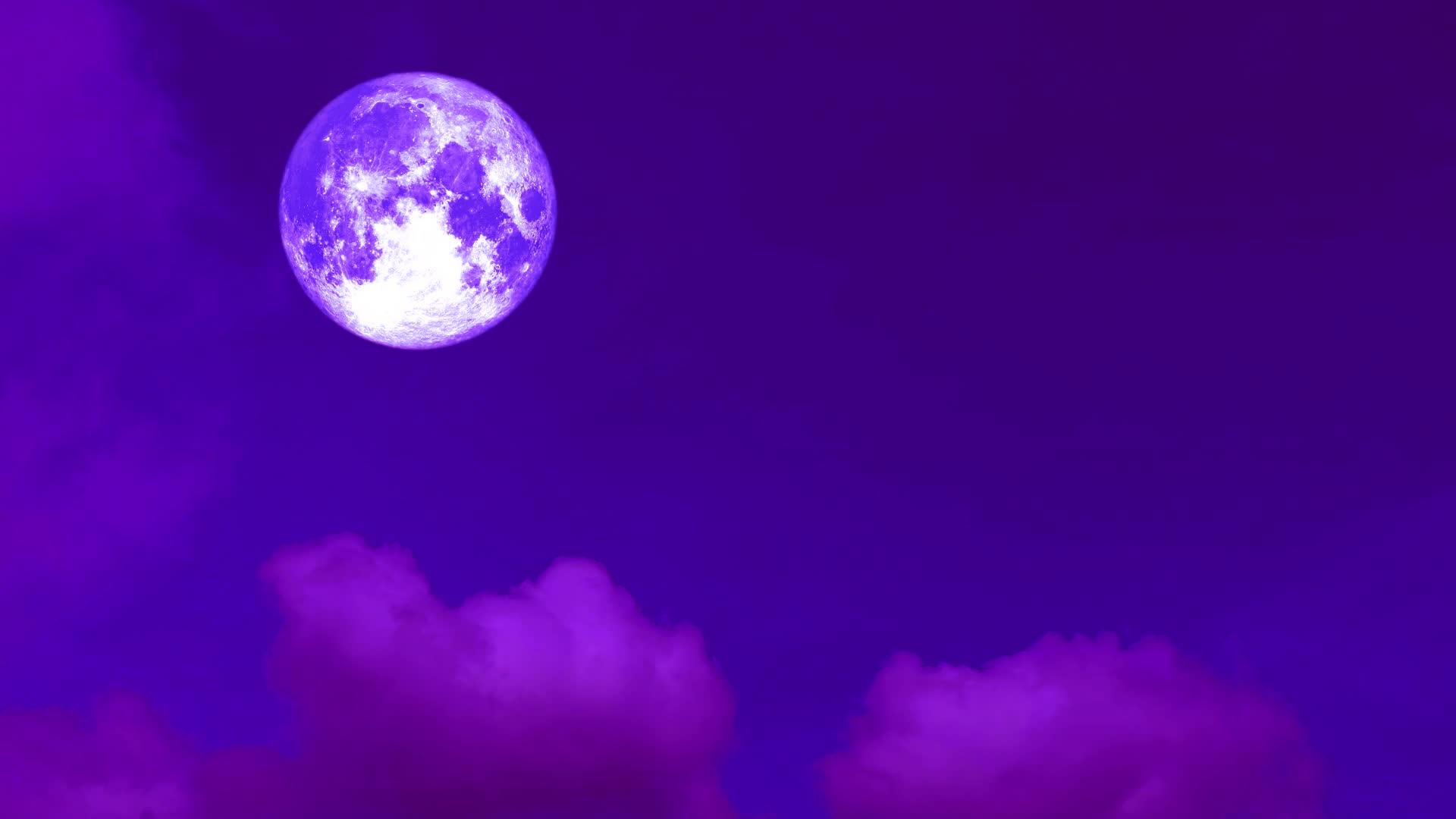 紫色的月亮在黑暗的夜空中收获视频的预览图