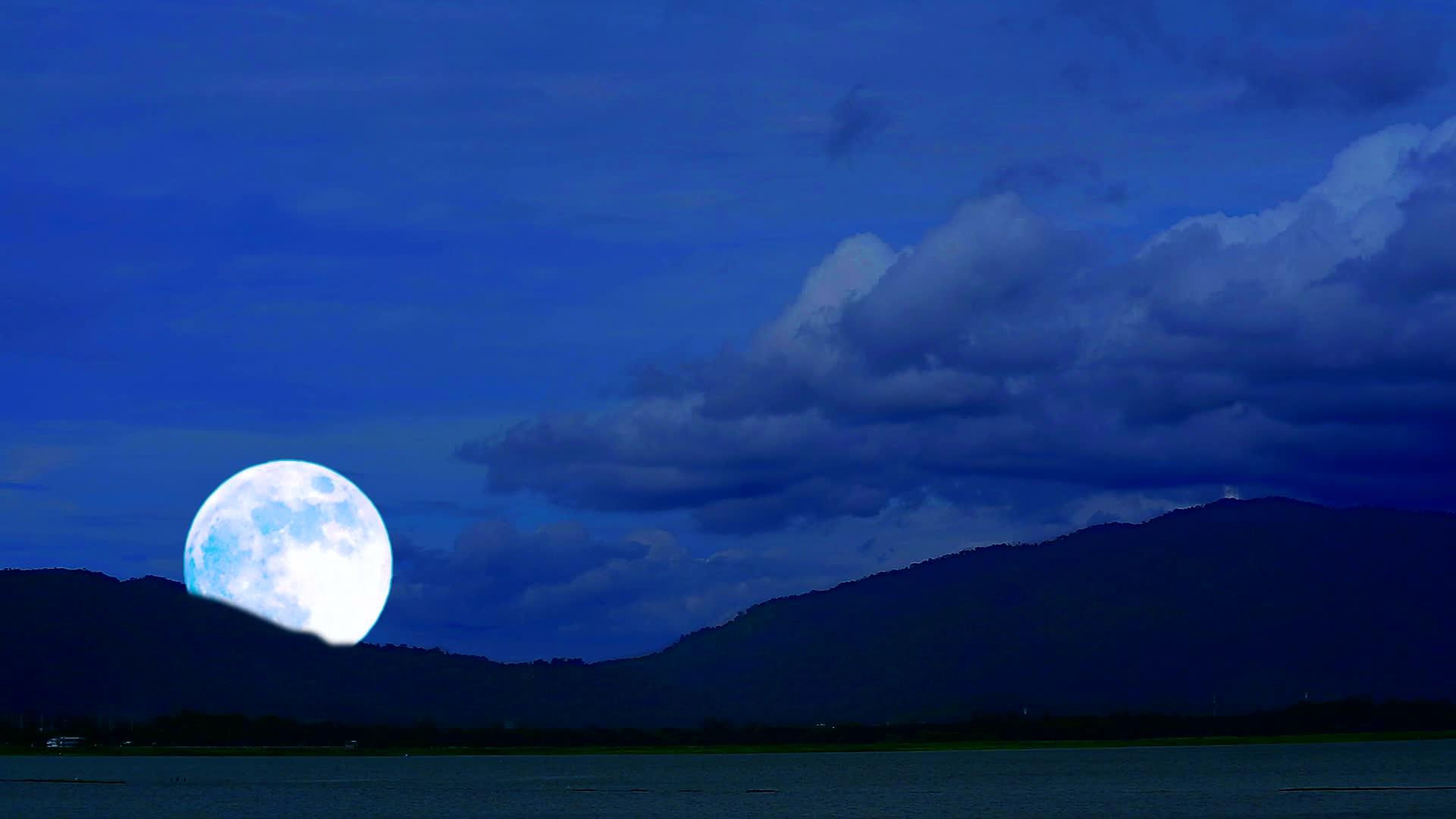 月亮在夜空中升起视频的预览图