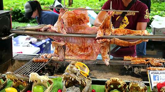 2019年5月28日男子在商场前烤鳄鱼养鳄鱼肉视频的预览图