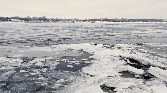 冰雪在基辅的冷冻河中漂浮视频的预览图