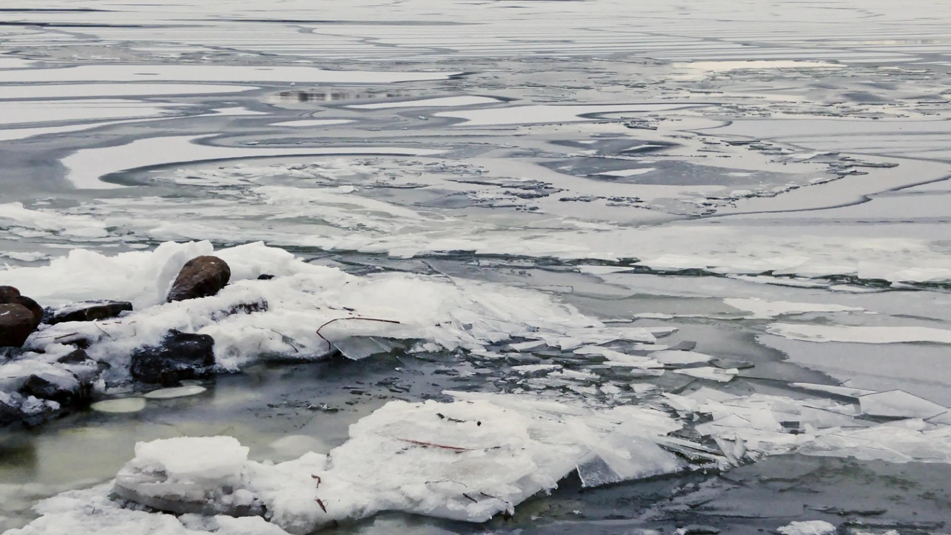 冰雪在基辅的冰冻中漂浮dnieper河上视频的预览图