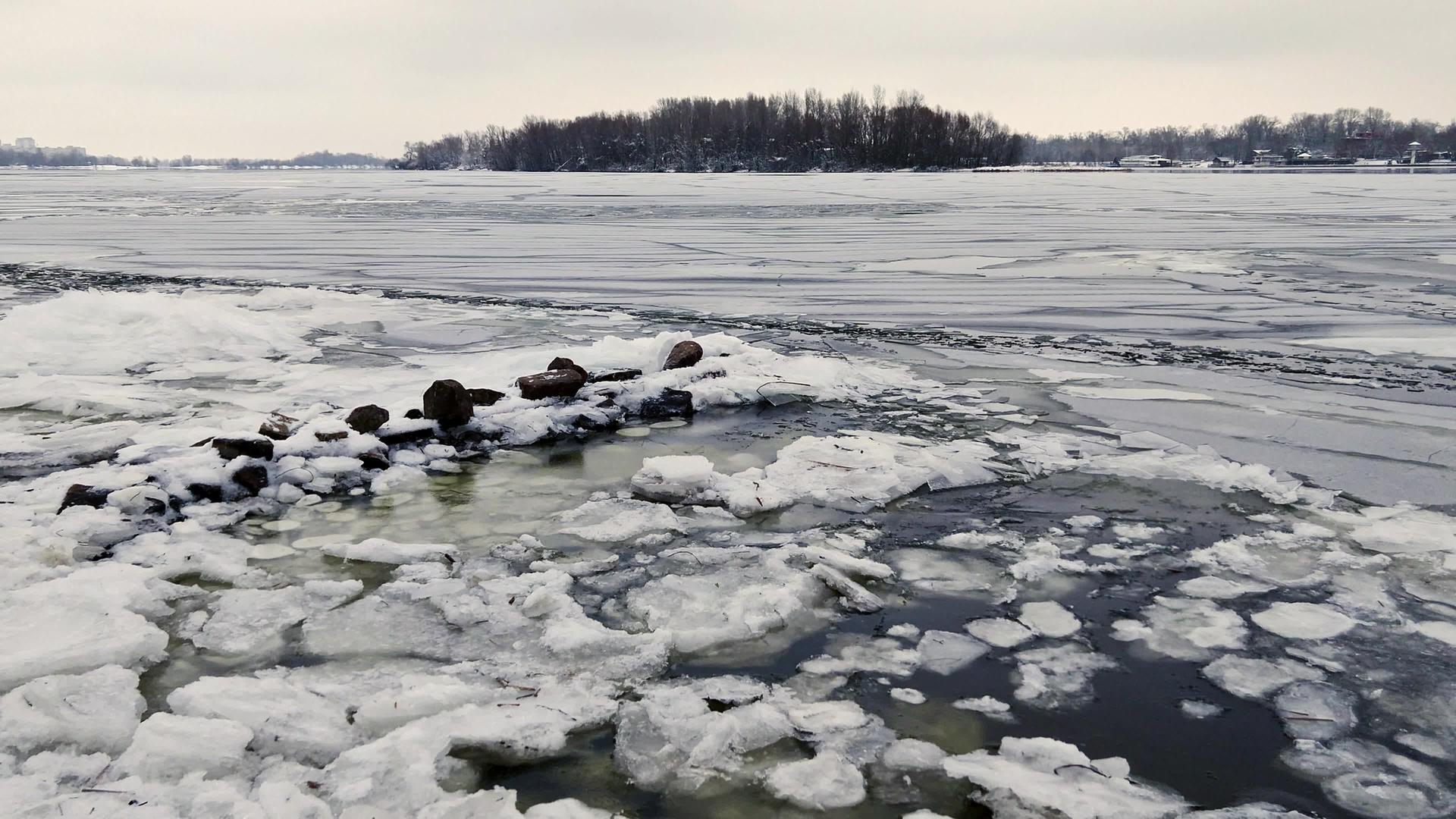 冰雪在基辅的冰冻中漂浮dnieper河上视频的预览图