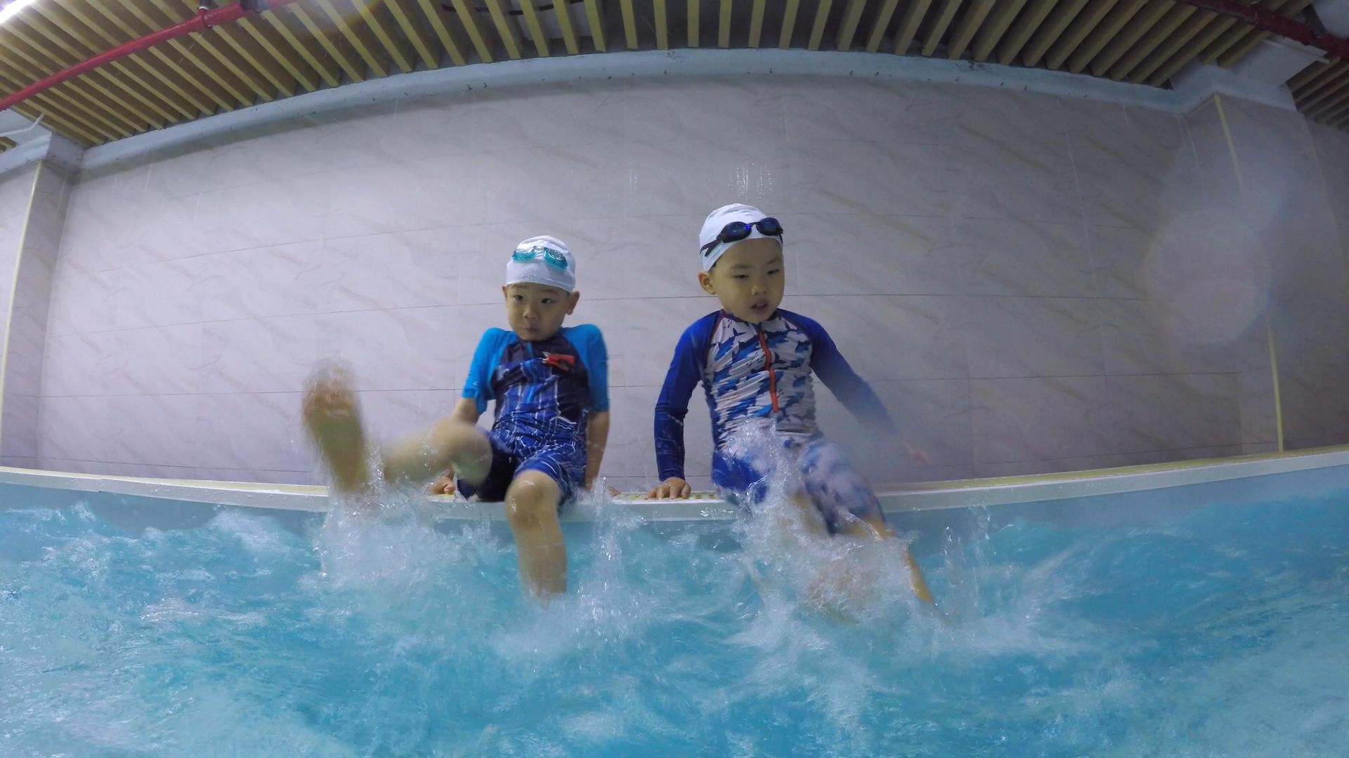 4K游泳馆踢水的儿童视频的预览图